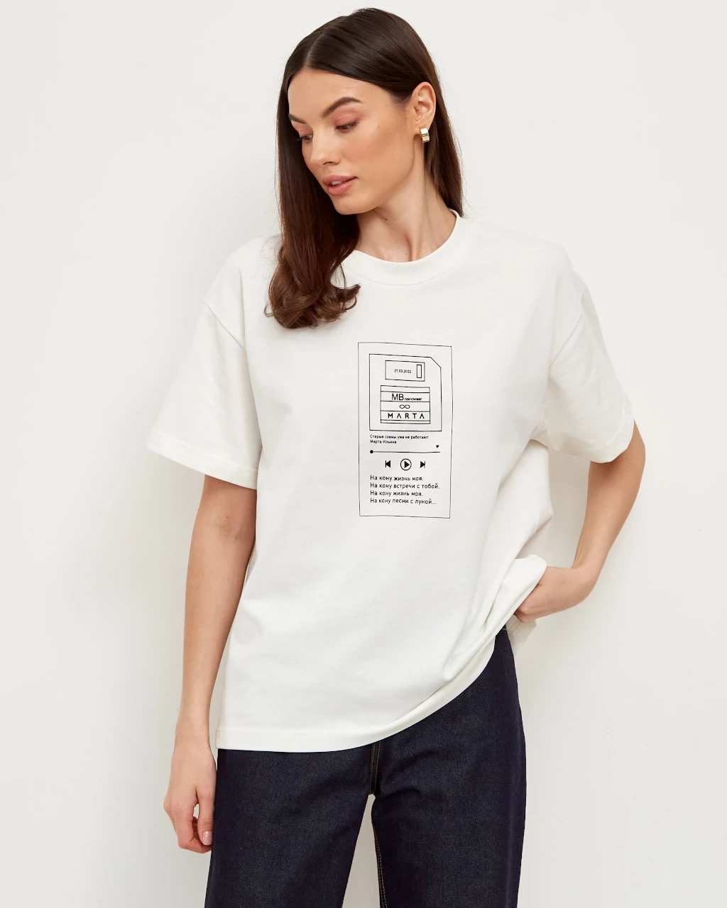 Thick jersey oversize T-shirt with a label and iron-on transfer milk
